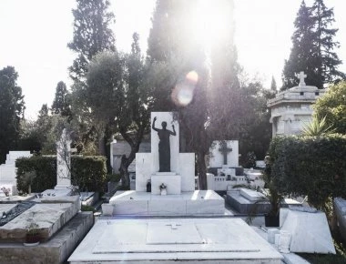 Σύλληψη 45χρονης στη Λάρνακα - Έκλεβε γλάστρες και φωτιστικά από τα νεκροταφεία